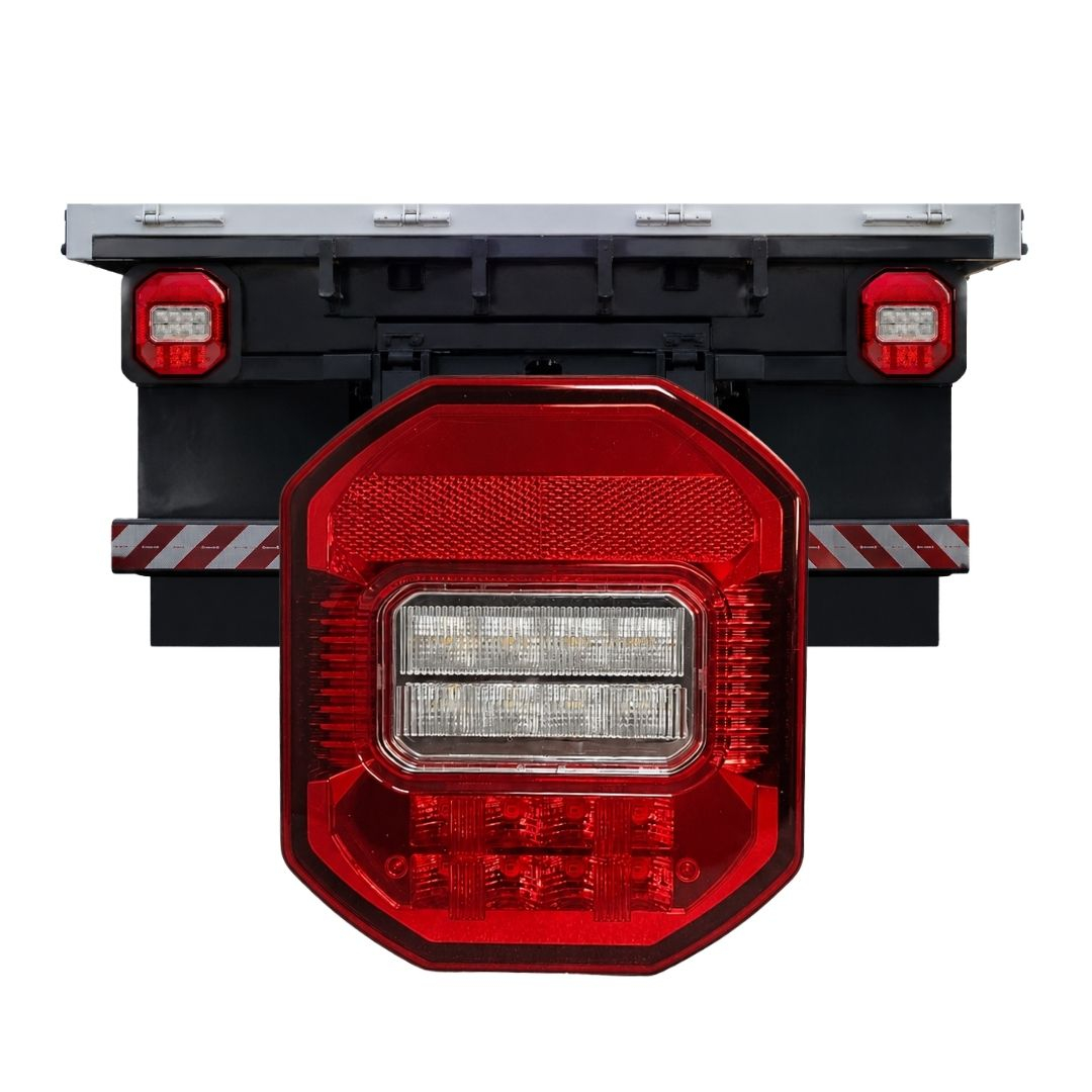 Lanterna Traseira Marmita Marmitão LED Universal Bivolt 12V 24V Lado Esquerdo Com Vigia Caminhão VW Constellation Delivery Worker Ford Cargo Jeep Troller Carretinha Reboque Prancha Baú